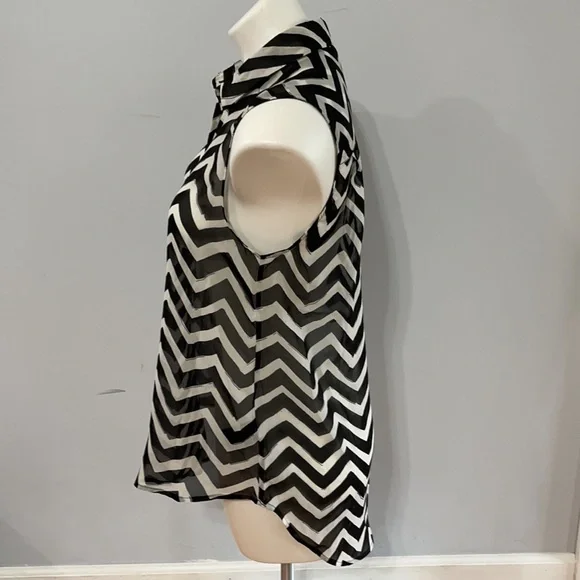 H&M Sleeveless Blouse Black White Chevron Pattern - Picture 4 of 8